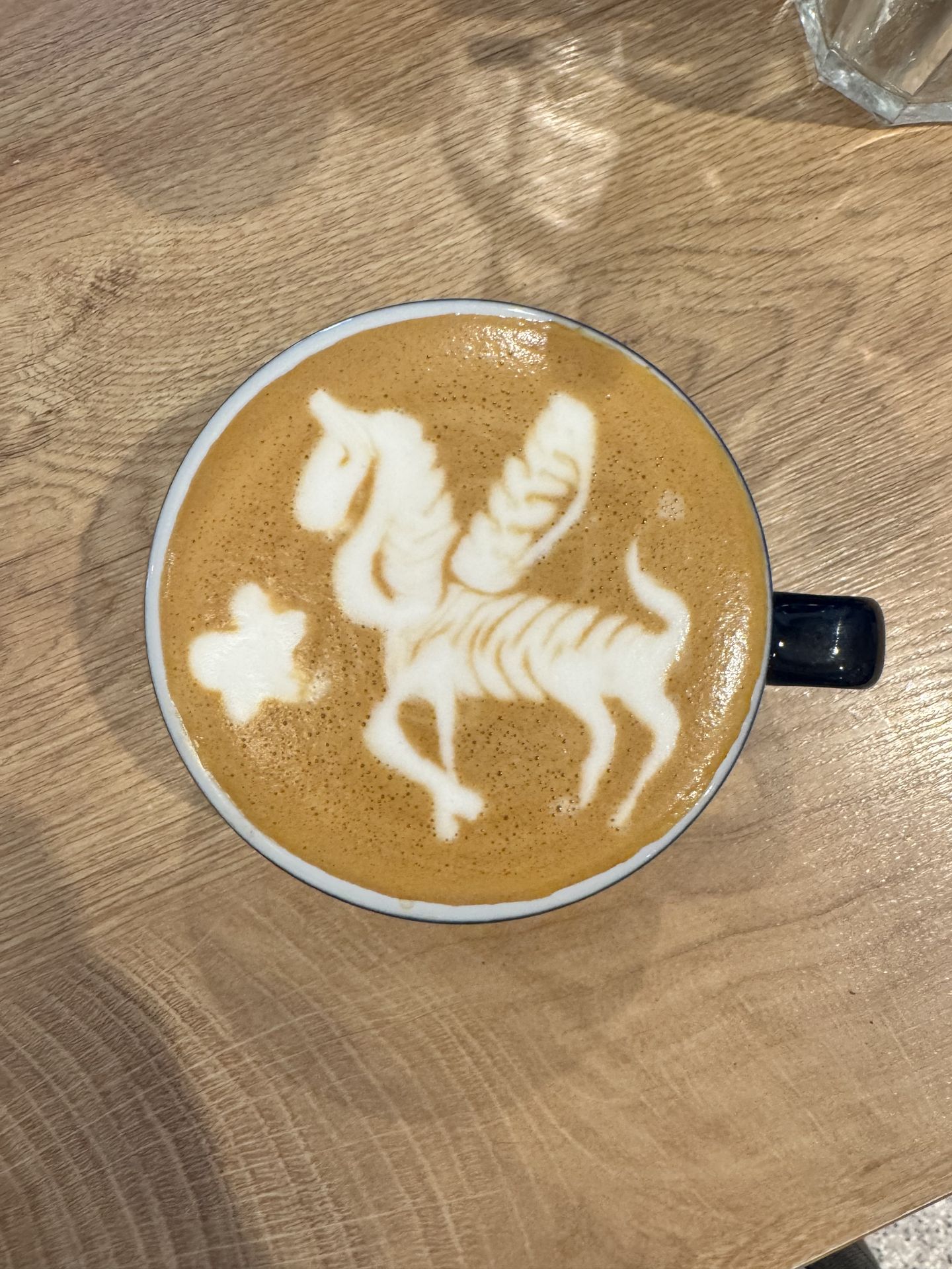 Latte Art gießen